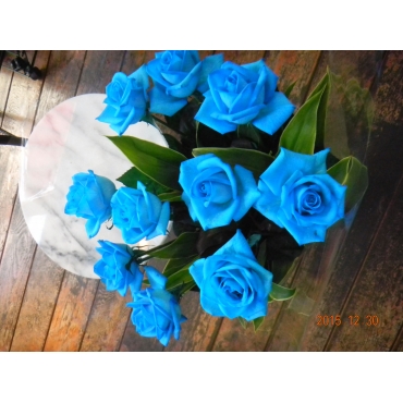 青いバラとグリーン(葉物）の花束