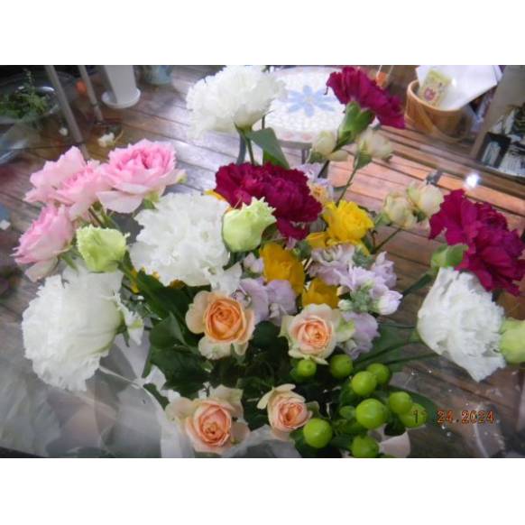 色々な種類の花と、いろいろな色のおまかせ花束