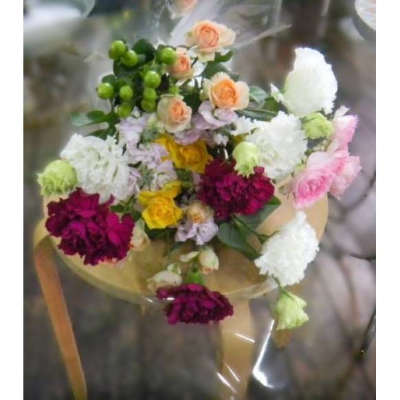 色々な種類の花と、いろいろな色のおまかせ花束