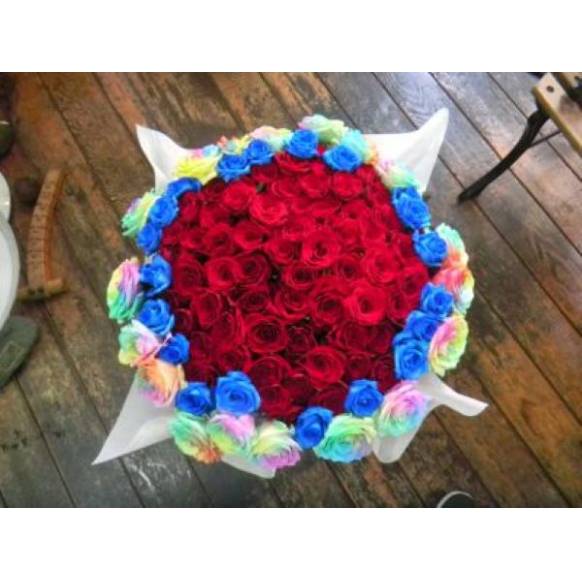 赤・青・虹色の３色のバラ　100本の花束
