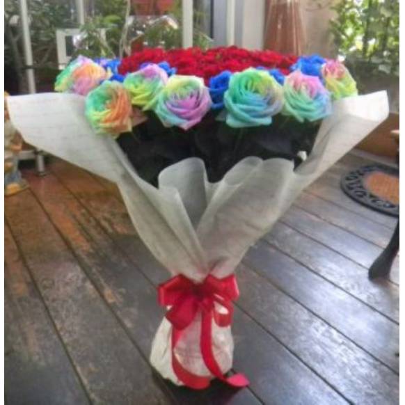 赤・青・虹色の３色のバラ　100本の花束