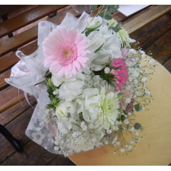 白色に淡いピンク色が入った　花嫁が持つようなブーケ