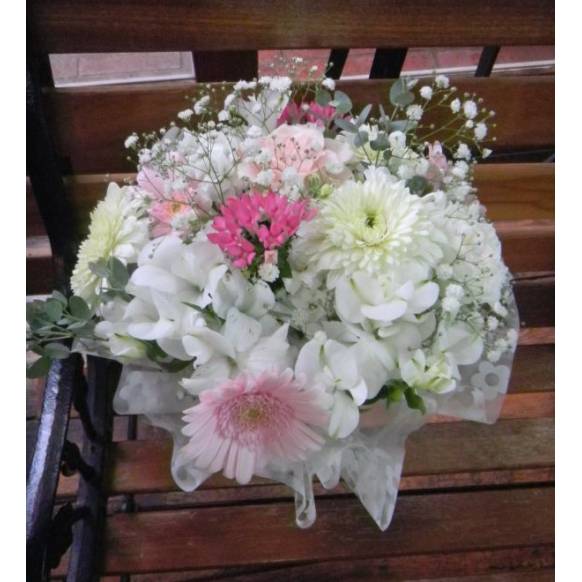 白色に淡いピンク色が入った　花嫁が持つようなブーケ