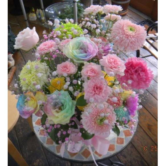 淡いピンク色メインのおまかせラウンドアレンジ